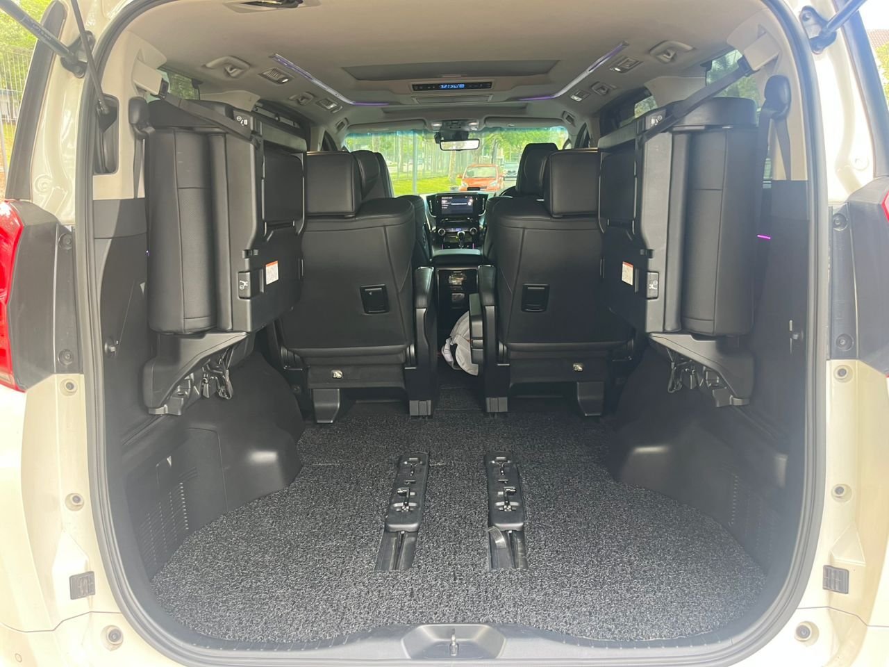 Toyota Alphard premium MPV photo 3