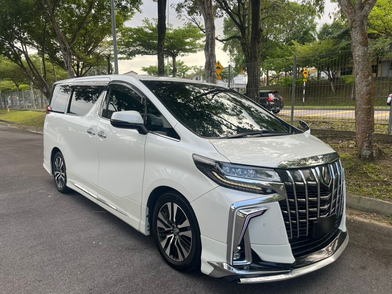 Toyota Alphard premium MPV photo 5