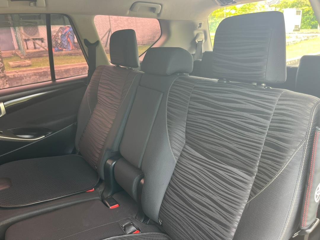 Toyota Innova comfort MPV photo 6